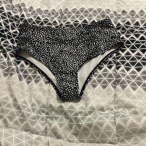 i am selling a bikini bottom it’s black n white and the size is a S in kids